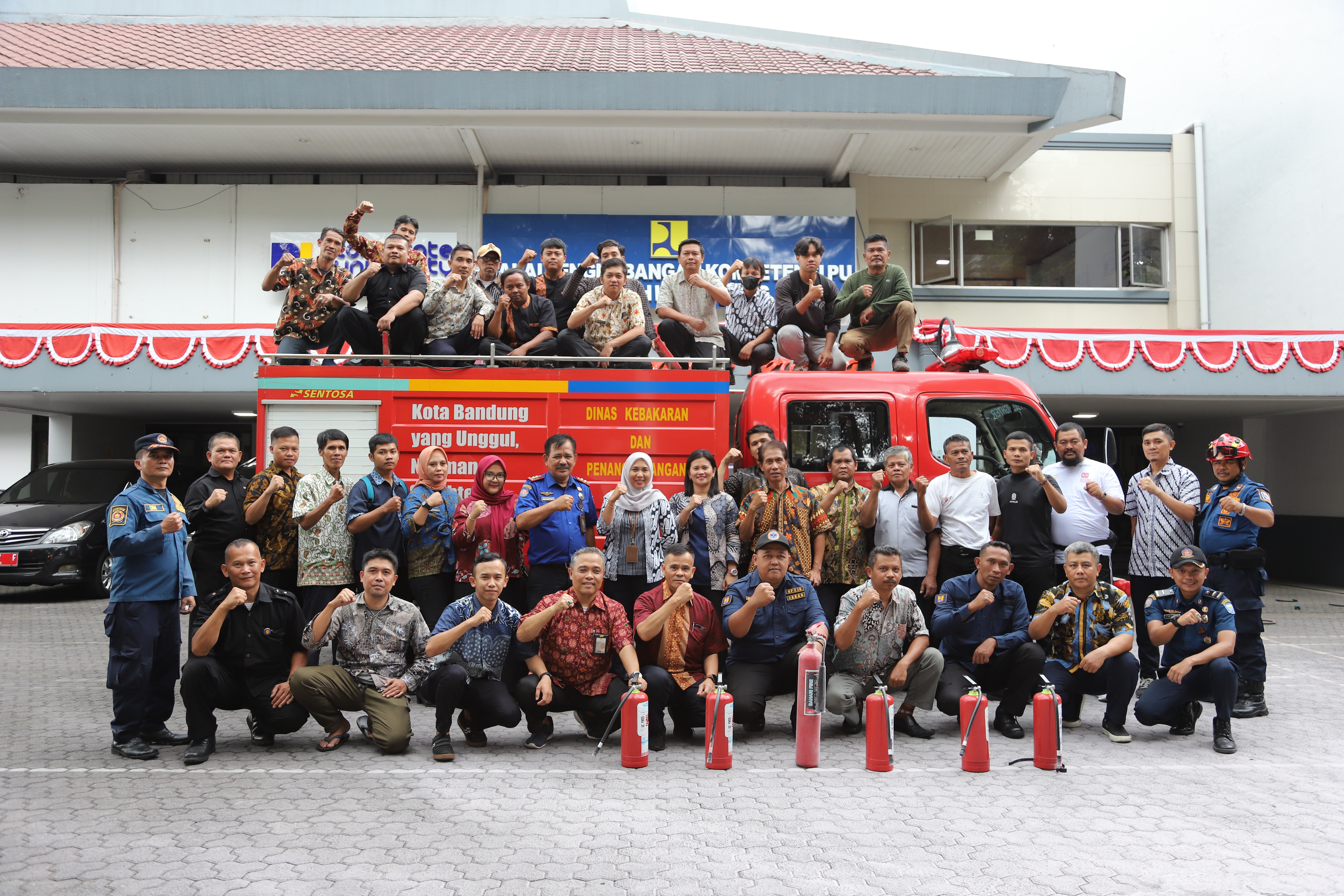 Foto bersama Dinas Pemadam Kebakaran dan Penyelamatan Kota Bandung