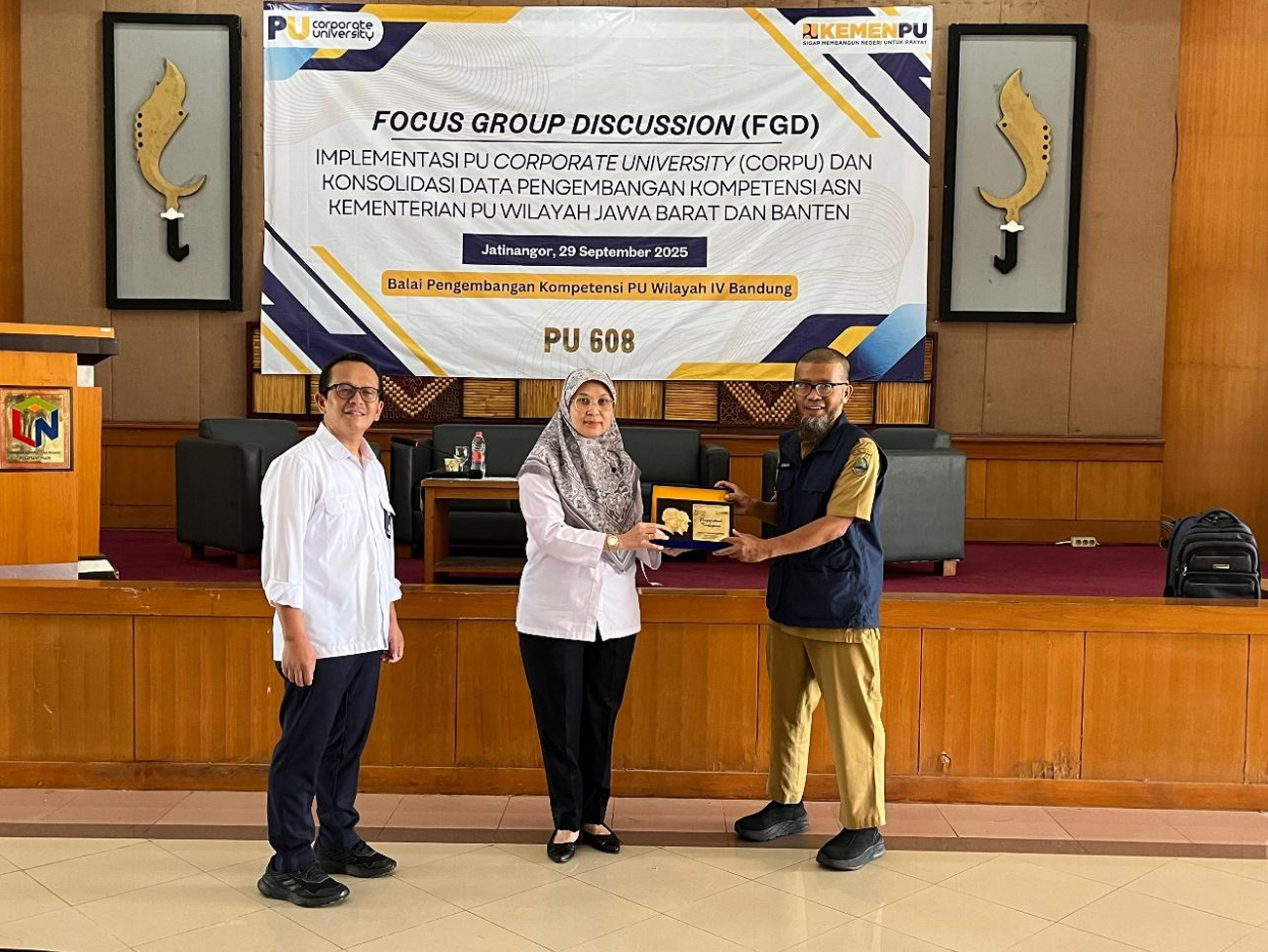 Penyerahan Plakat dari Sekretaris Badan Pengembangan Sumber Daya Manusia kepada Pemerintah Provinsi Jawa Barat