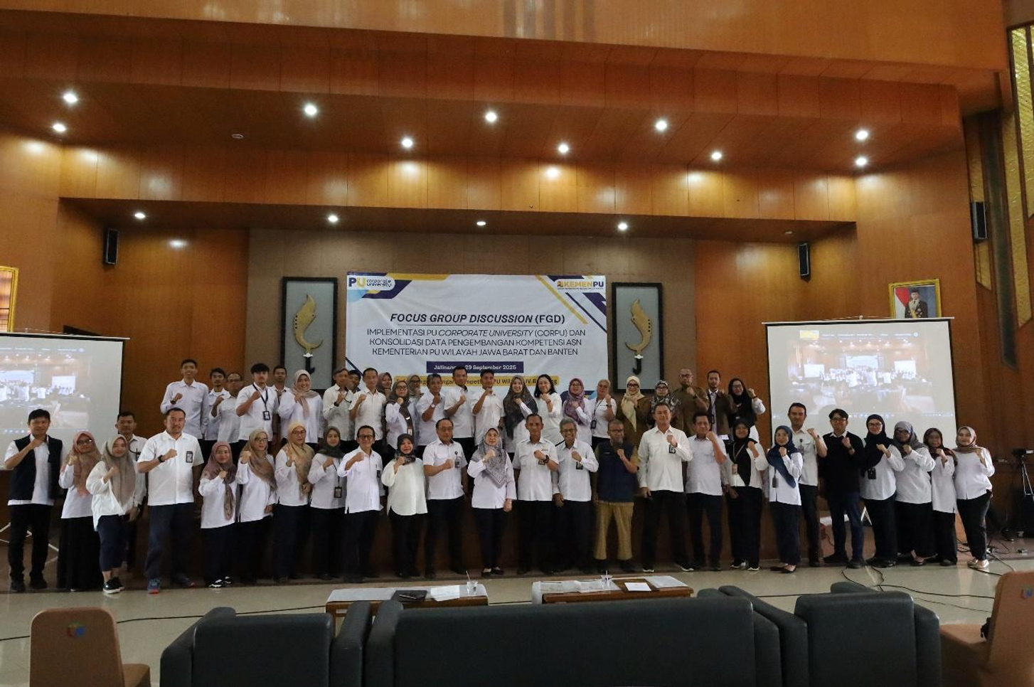 Peserta Kegiatan Focus Group Discussion (FGD) Implementasi Corporate  University (Corpu) dan Konsolidasi Data Pengembangan Kompetensi ASN sedang melakukan foto bersama