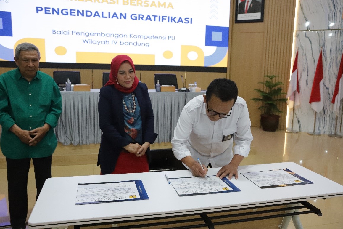 Penandatanganan Deklarasi Bersama Pengendalian Gratifikasi oleh Kepala Bapekom PU Wilayah IV Bandung
