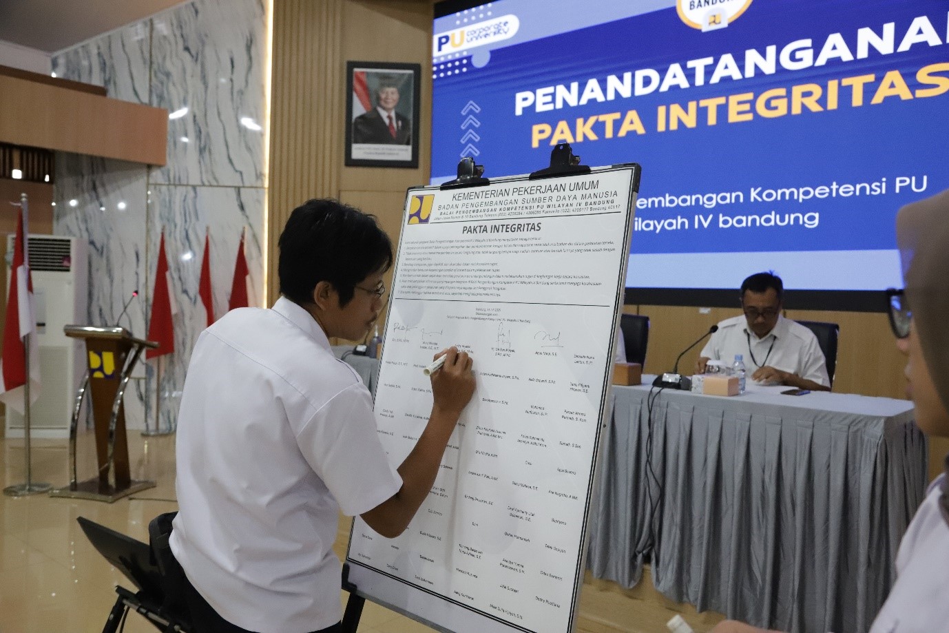 Penandatanganan Pakta Integritas oleh Pegawai Bapekom PU Wilayah IV Bandung