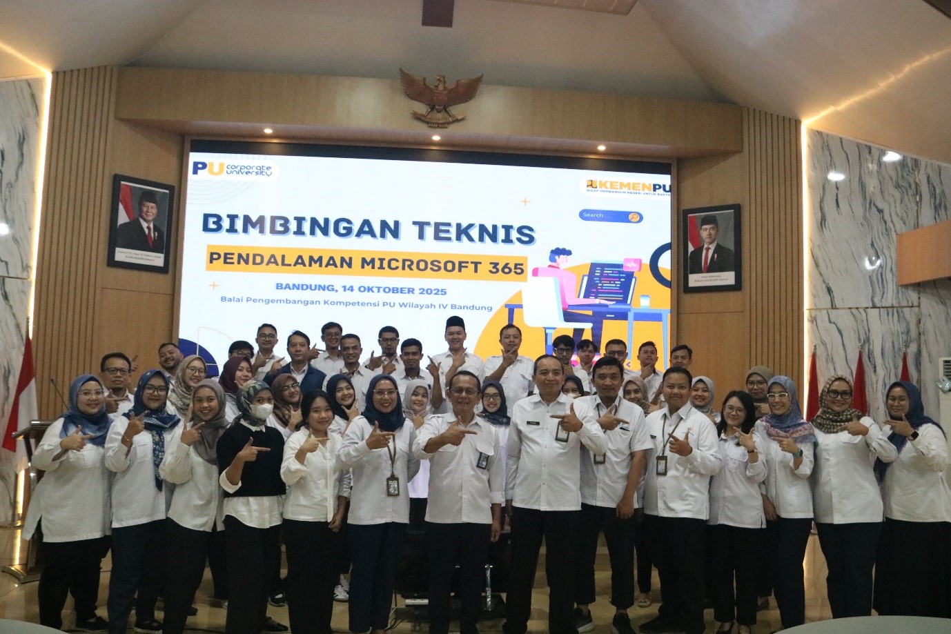 Foto bersama peserta kegiatan bimbingan teknis microsoft 365