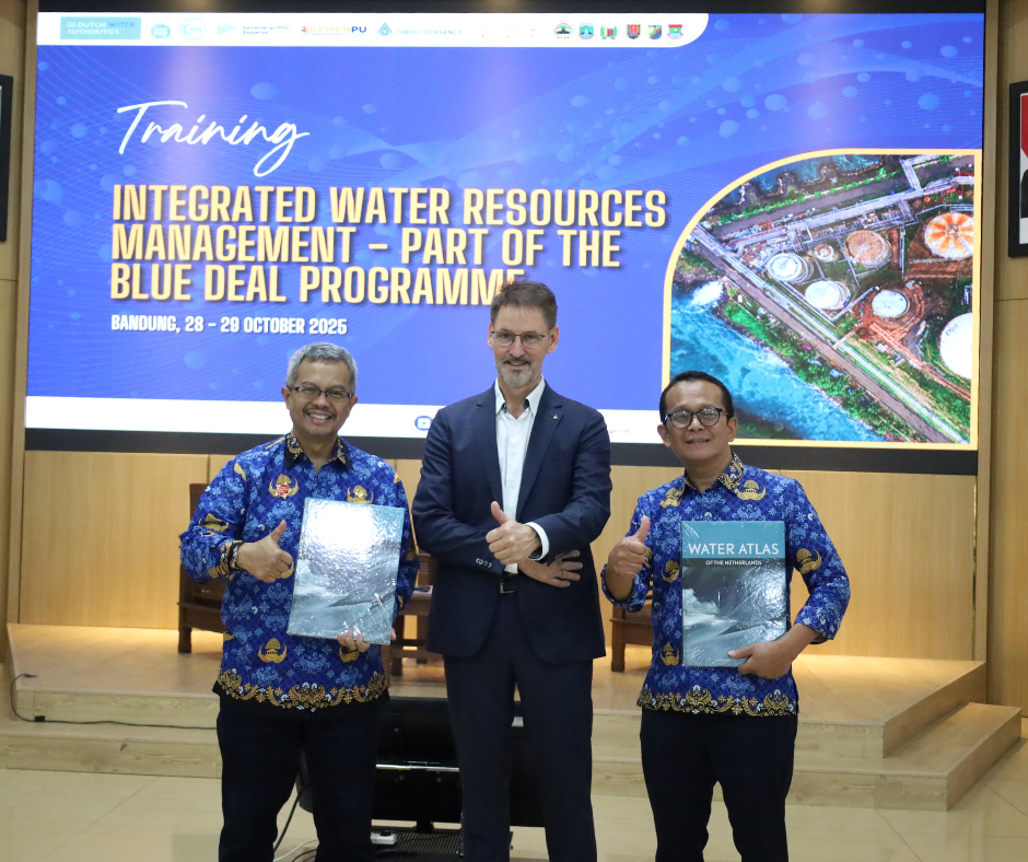 Doedoeng Zaenal Arifin selaku Kepala Pusat Pengembangan Kompetensi Sumber Daya Air, Cipta Karya dan Prasarana Strategis (kiri), Peter Hollanders selaku Program Manager Blue Deal Indonesia (tengah), Ero selaku Kepala Balai Pengembangan Kompetensi PU Wilayah IV Bandung (kanan)