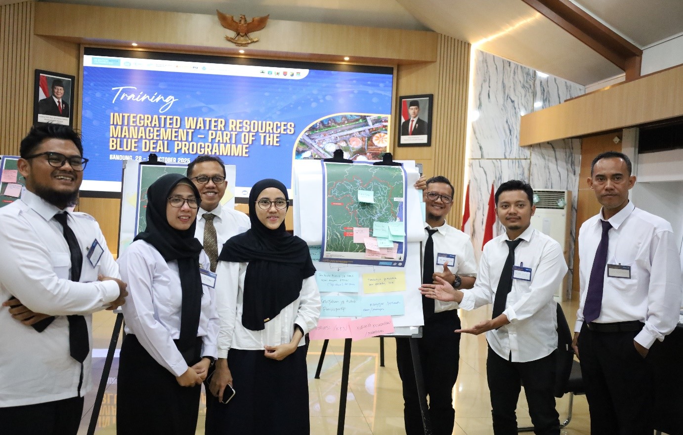 Peserta mempresentasikan hasil diskusi pada saat pelatihan