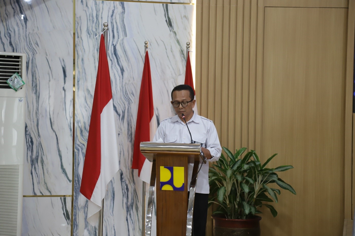 Kepala Balai Pengembangan Kompetensi PU Wil. IV Bandung memberikan laporan kegiatan