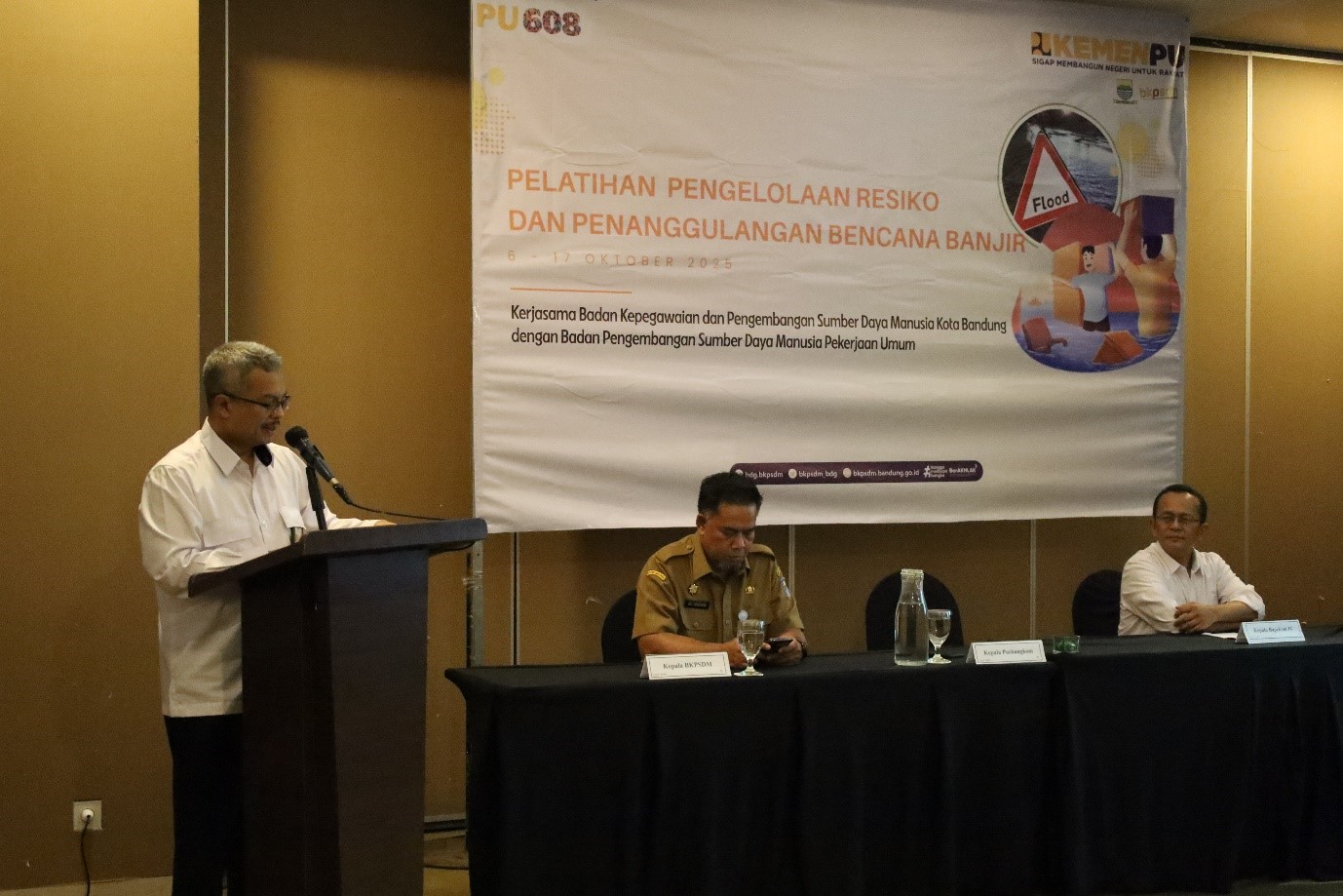 Kepala Pusat Pengembangan Kompetensi SDA, Cipta Karya dan Prasarana Strategis, Dr. Doedoeng Zenal Arifin, S.T., M.T.  mewakili Kepala BPSDM Kementerian PU untuk memberikan sambutan