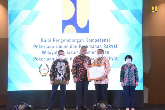 Tiga Balai Pengembangan Kompetensi Kementerian Pupr Terima Sertifikat Akreditasi Lembaga Pelatihan Pemerintah Tahun 2021