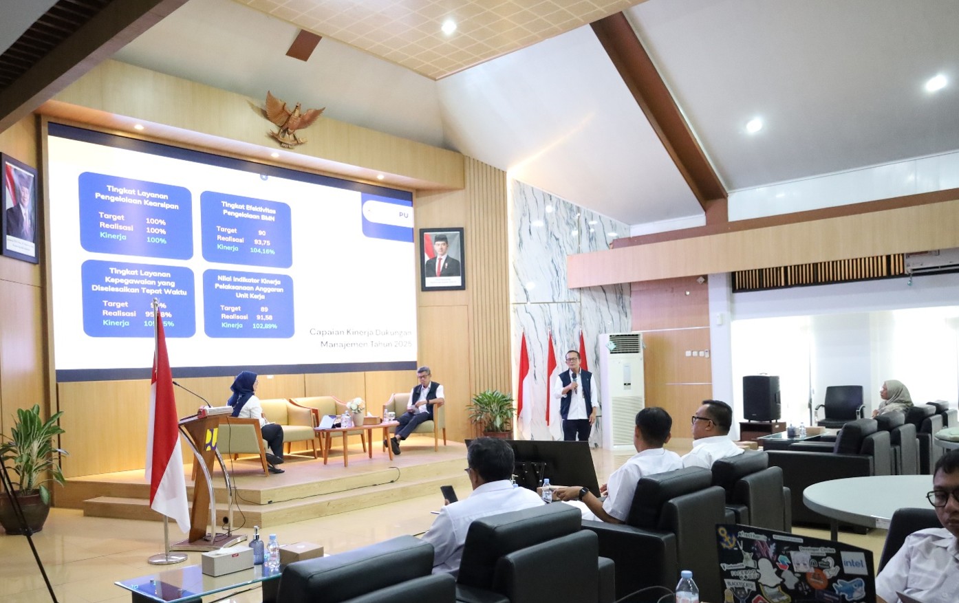 Kepala Bapekom PU Wilayah IV Bandung memberikan paparan Evaluasi Capaian Kinerja Tahun 2025