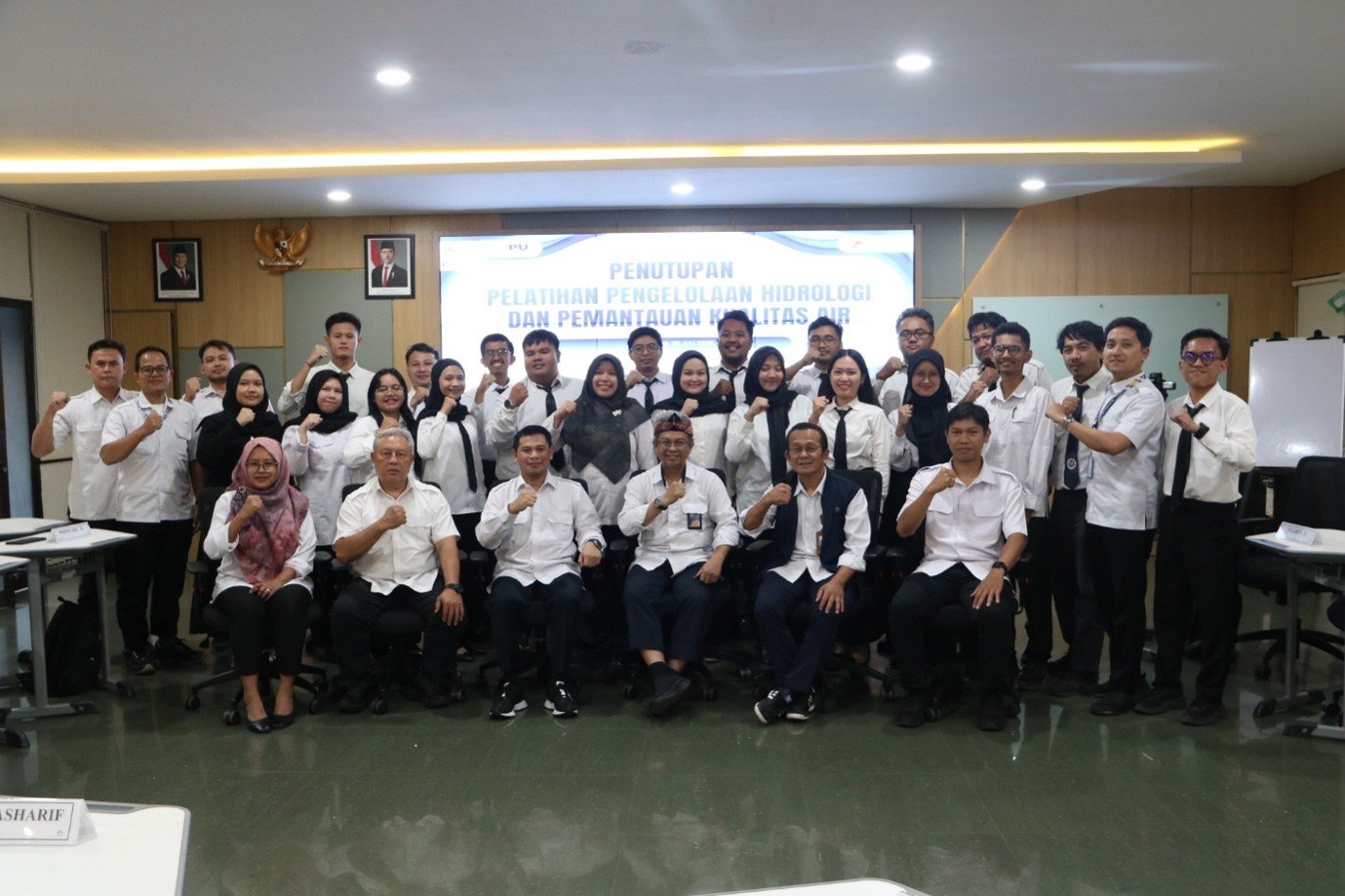 Foto Bersama Seluruh Peserta Pelatihan Pengelolaan Hidrologi dan Pemantauan Kualitas Air