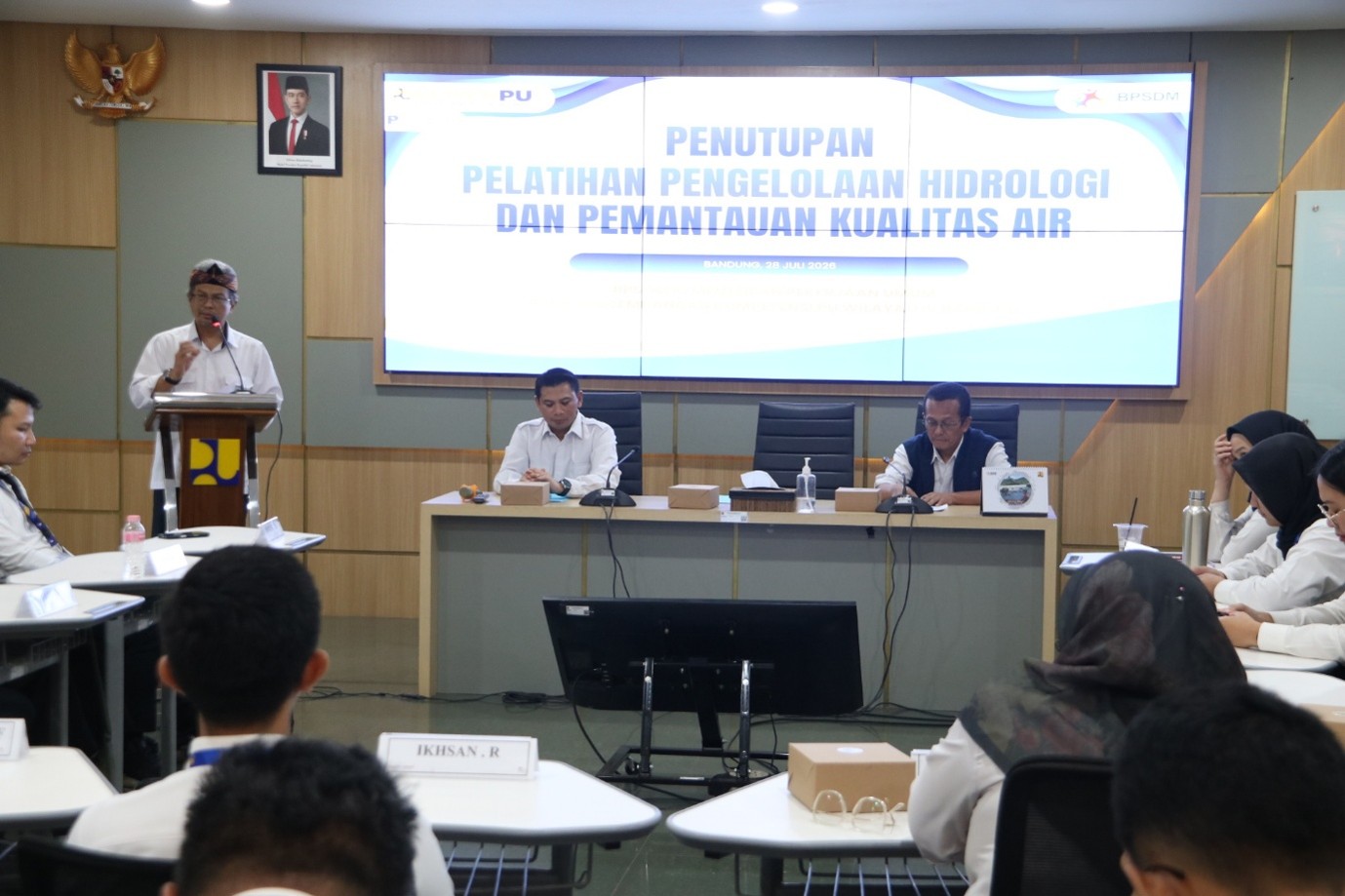 Kepala Pusat Pengembangan Kompetensi Sumber Daya Air, Cipta Karya, dan Prasarana Strategis, Dr. Doedoeng Zenal Arifin, S.T., M.T. memberikan sambutan penutupan