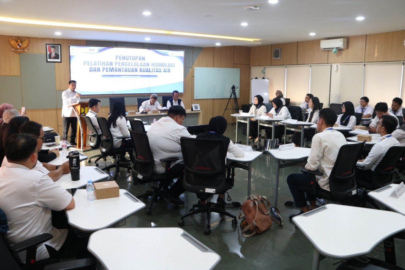 Kepala Balai Hidrologi dan Lingkungan Keairan, Dr. Indra Kurniawan, S.T., M.Sc. memberikan sambutan penutupan