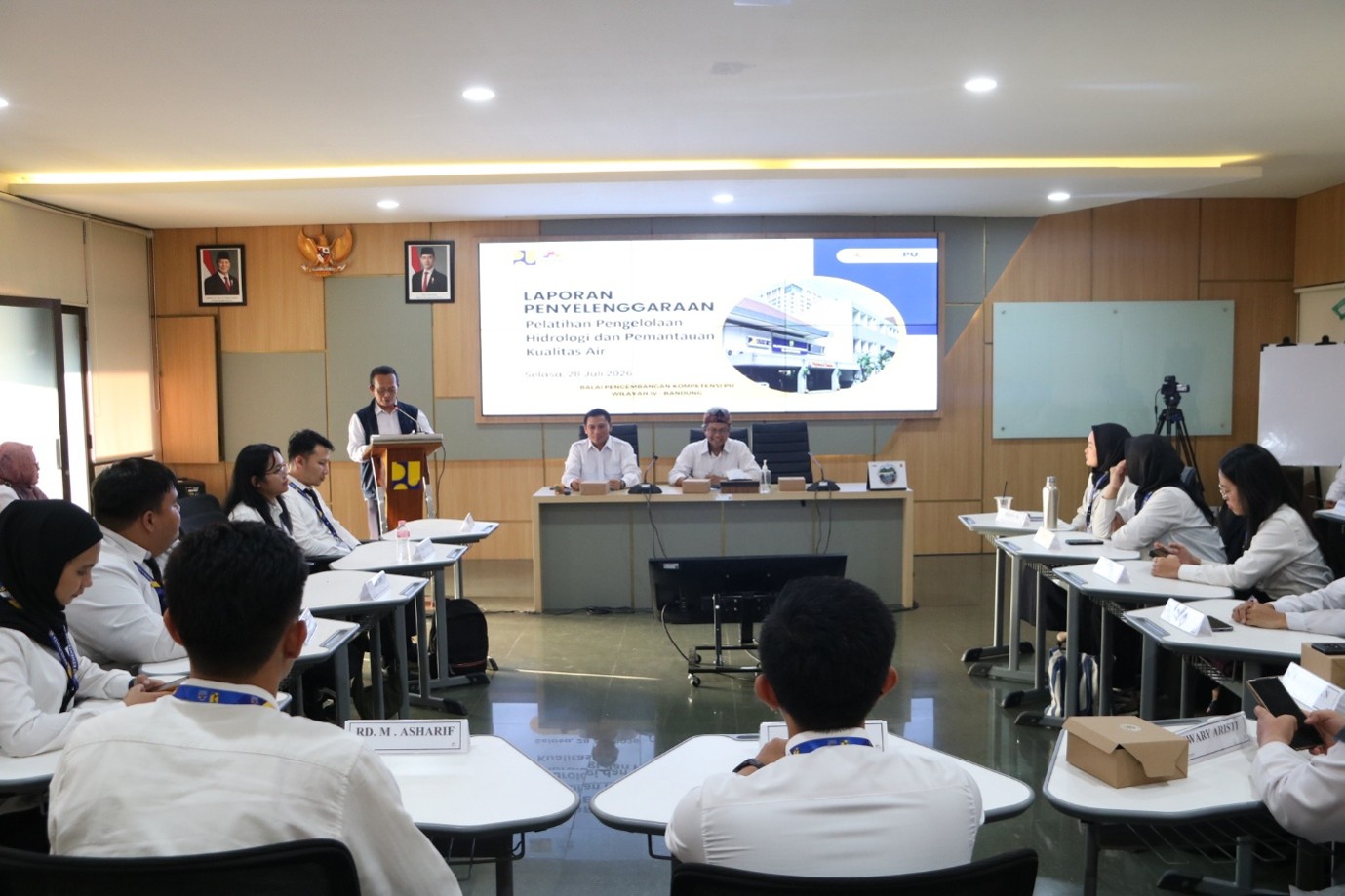 Kepala Balai Pengembangan Kompetensi PU Wilayah IV Bandung, Ero, S.Pd., M.Pd. memberikan laporan kegiatan