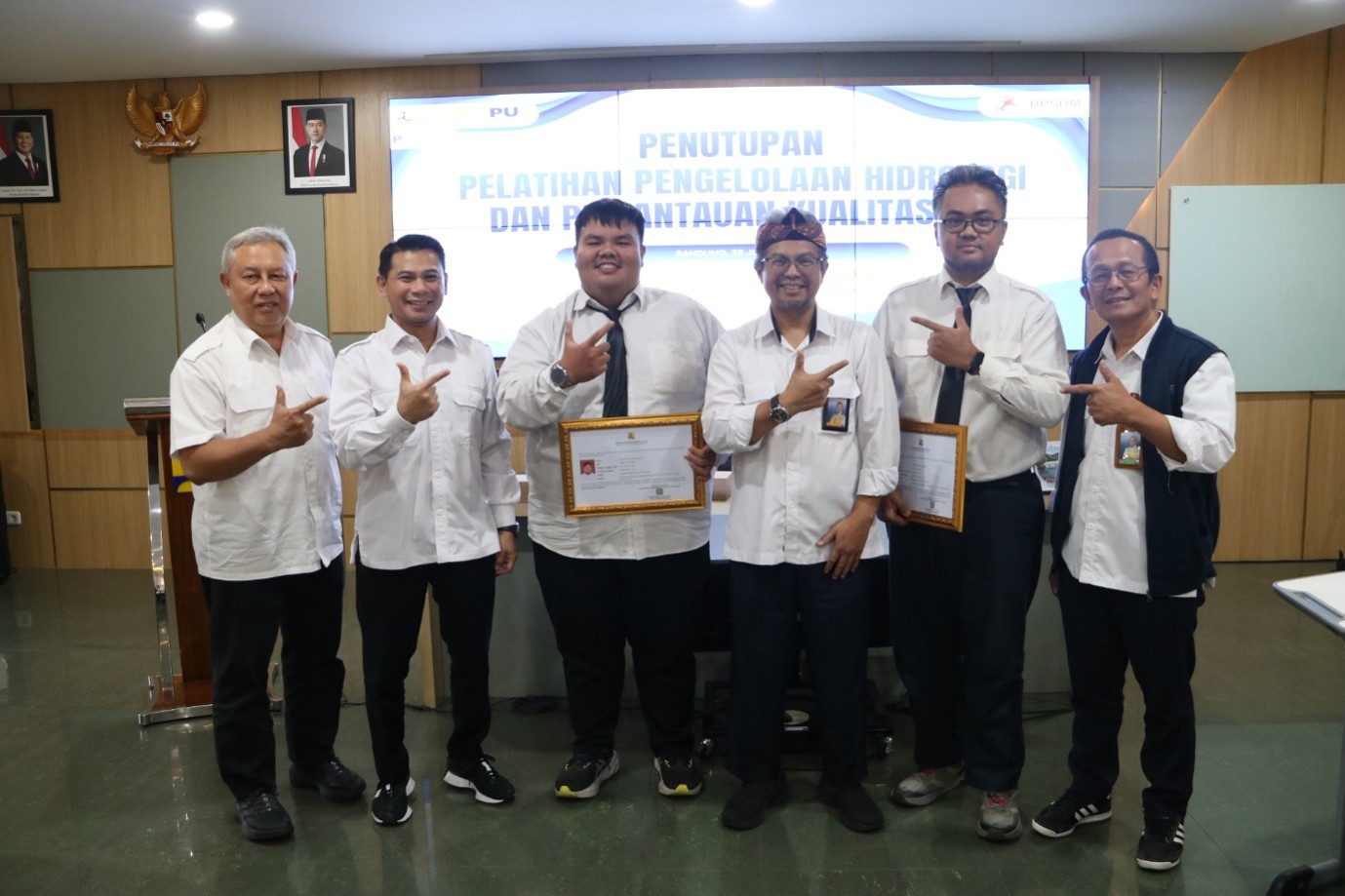 Foto peserta terbaik pada Pelatihan Pengelolaan Hidrologi dan Pemantauan Kualitas Air