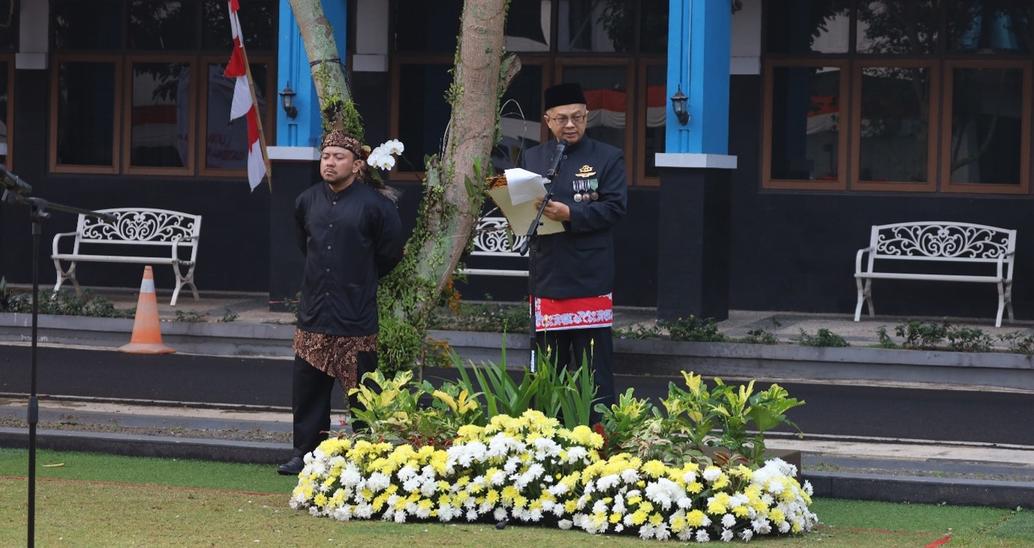 Kepala Pusbangkom Sumber Daya Air, Cipta Karya dan Prasarana Strategis selaku Pembina Upacara membacakan amanat tertulis Menteri PU, Dody Hanggodo dalam Upacara Peringatan HUT RI ke-81