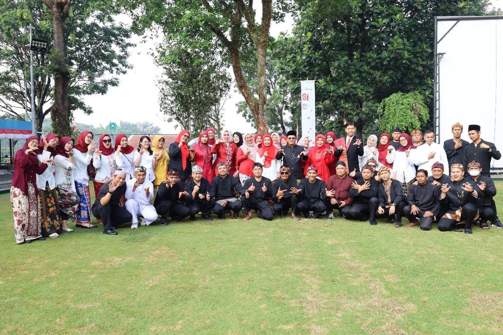 Foto Bersama seluruh pegawai Bapekom PU Wilayah IV Bandung