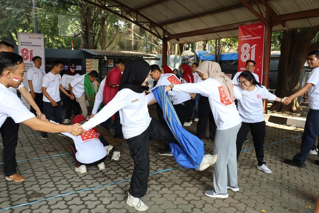 Pegawai mengikuti Lomba Peringatan HUT RI ke-81