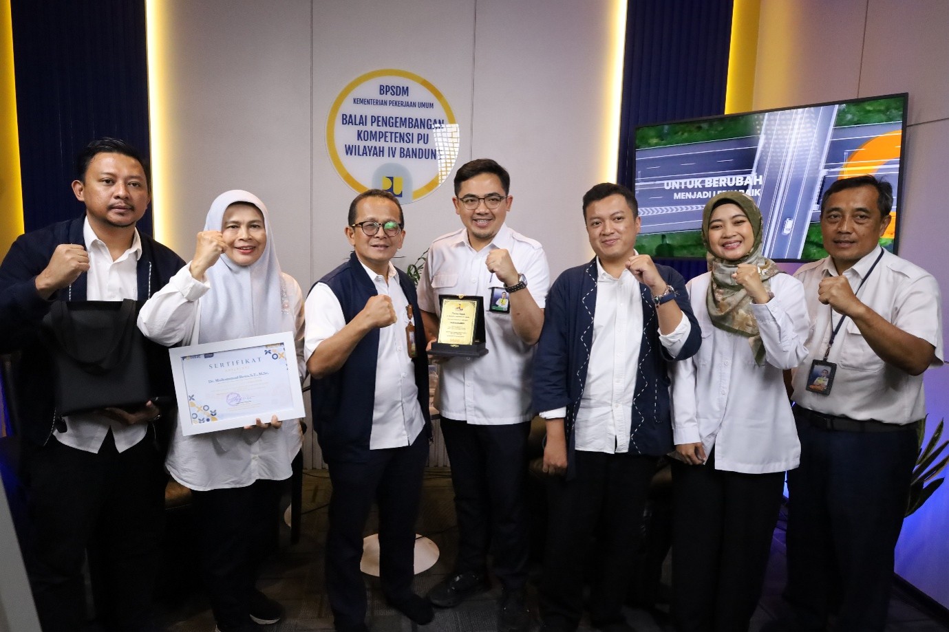 Foto Bersama Kepala Bapekom PU Wilayah IV Bandung, Ero, S.Pd., M.Pd. bersama Dr. Muhammad Reva, S.T., M.Sc. selaku Narasumber pada KLOP Talkshow Episode 78