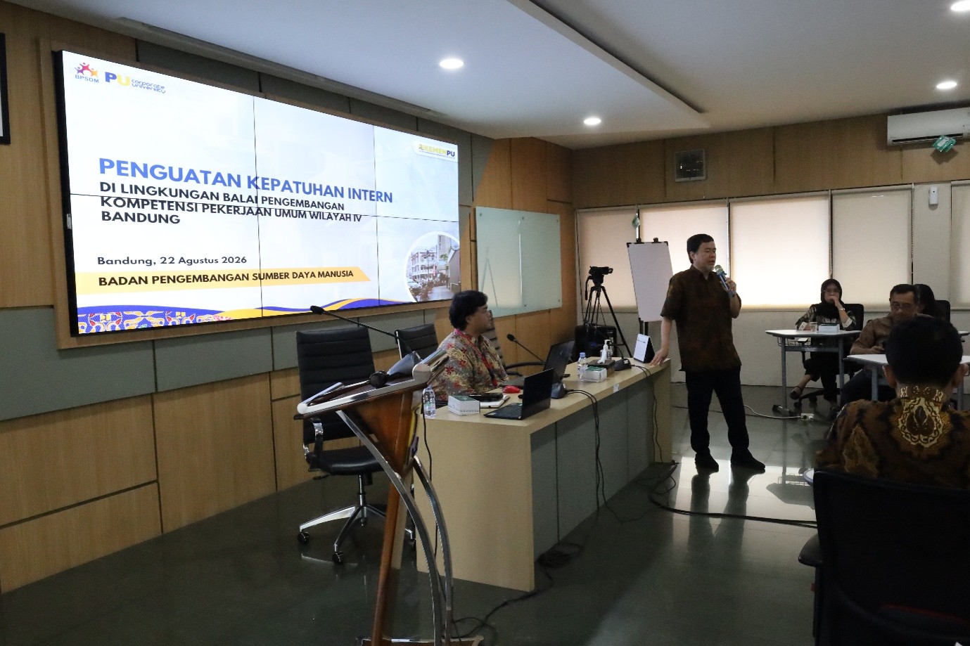 Kepala Bidang Unit Kepatuhan Intern, Pusat Pengelolaan Talenta, R. Belanto Hadiwido, S.T., M.Si. memberikan paparan materi