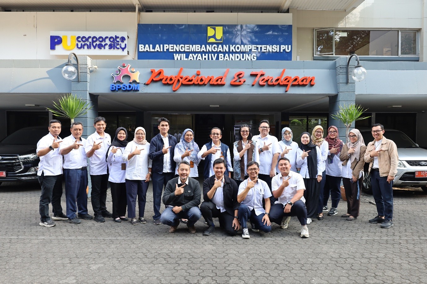 Foto Bersama Tim Penilai Internal (TPI), Tim Penilai Usulan (TPU) dan Tim Kerja Pembangunan Zona Integritas Bapekom PU Wilayah IV Bandung