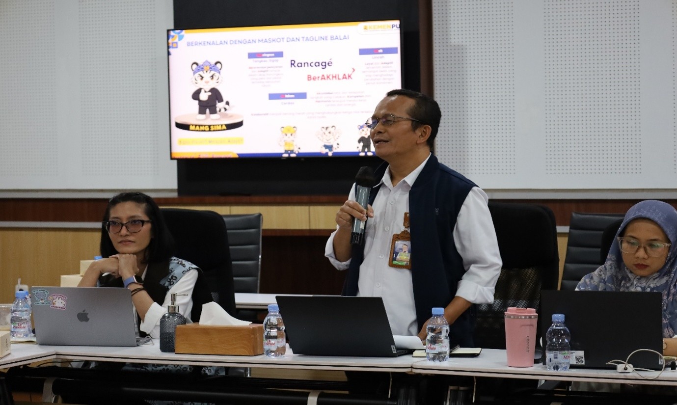 Kepala Bapekom PU Wilayah IV Bandung memberikan paparan keberhasilan pembangunan ZI di Bapekom PU Wilayah IV Bandung