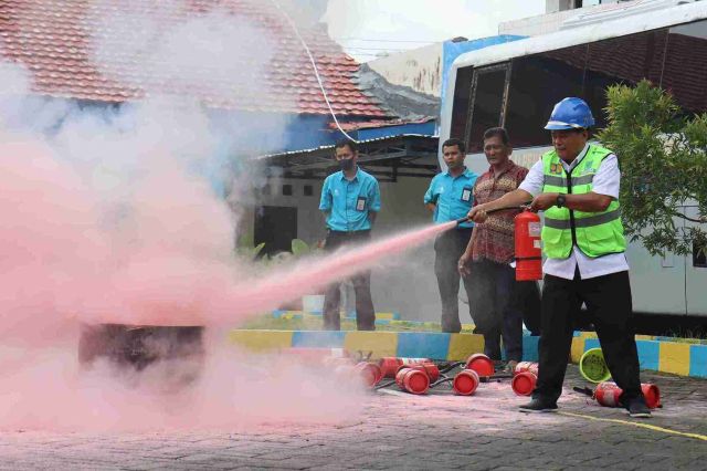 Wujudkan Lingkungan Kerja Aman, Bapekom PU VIII Makassar Latih Pegawai Gunakan APAR