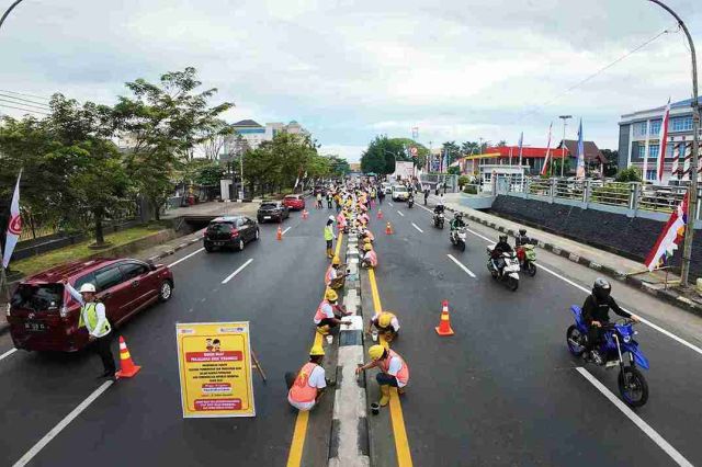 Kepala Bapekom PU Wilayah VIII Makassar Hadiri Kegiatan Pengecatan Kerb Bersama Gubernur Sulsel dan BBPJN Sulsel