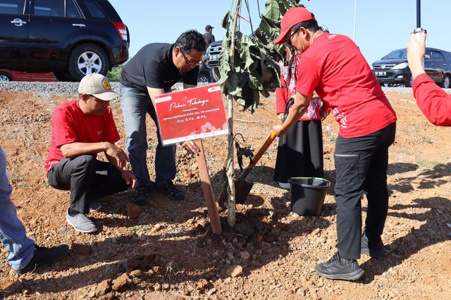 Tanam Pohon Hari Bakti PUPR Jalan Poros Bantimurung Kab. Maros